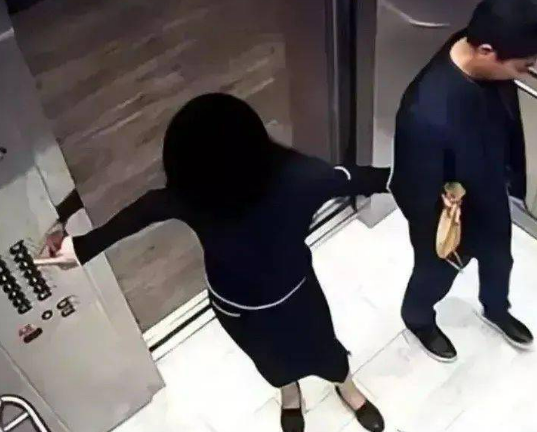 男子乘坐电梯时，惨遭女子强奸，男子感到委屈后报警，法律该如何来判呢？
