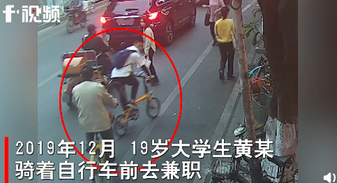 60岁大爷，朝19岁小伙吐痰，要求道歉被拒后，将其打骨折，法院判决：正当防卫