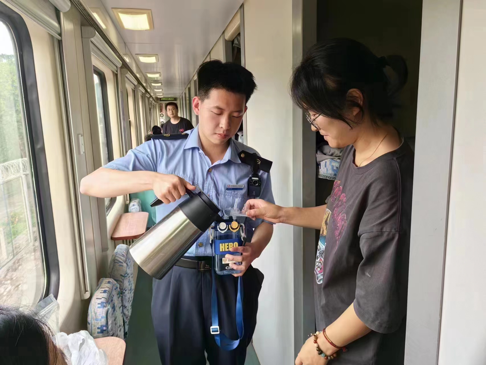 “临时”列车员 助力暑运平安行