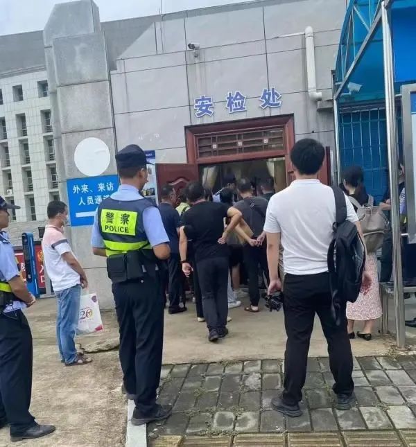 广西来宾中院要求律师脱鞋安检、禁带电脑，人还没进去庭开完了