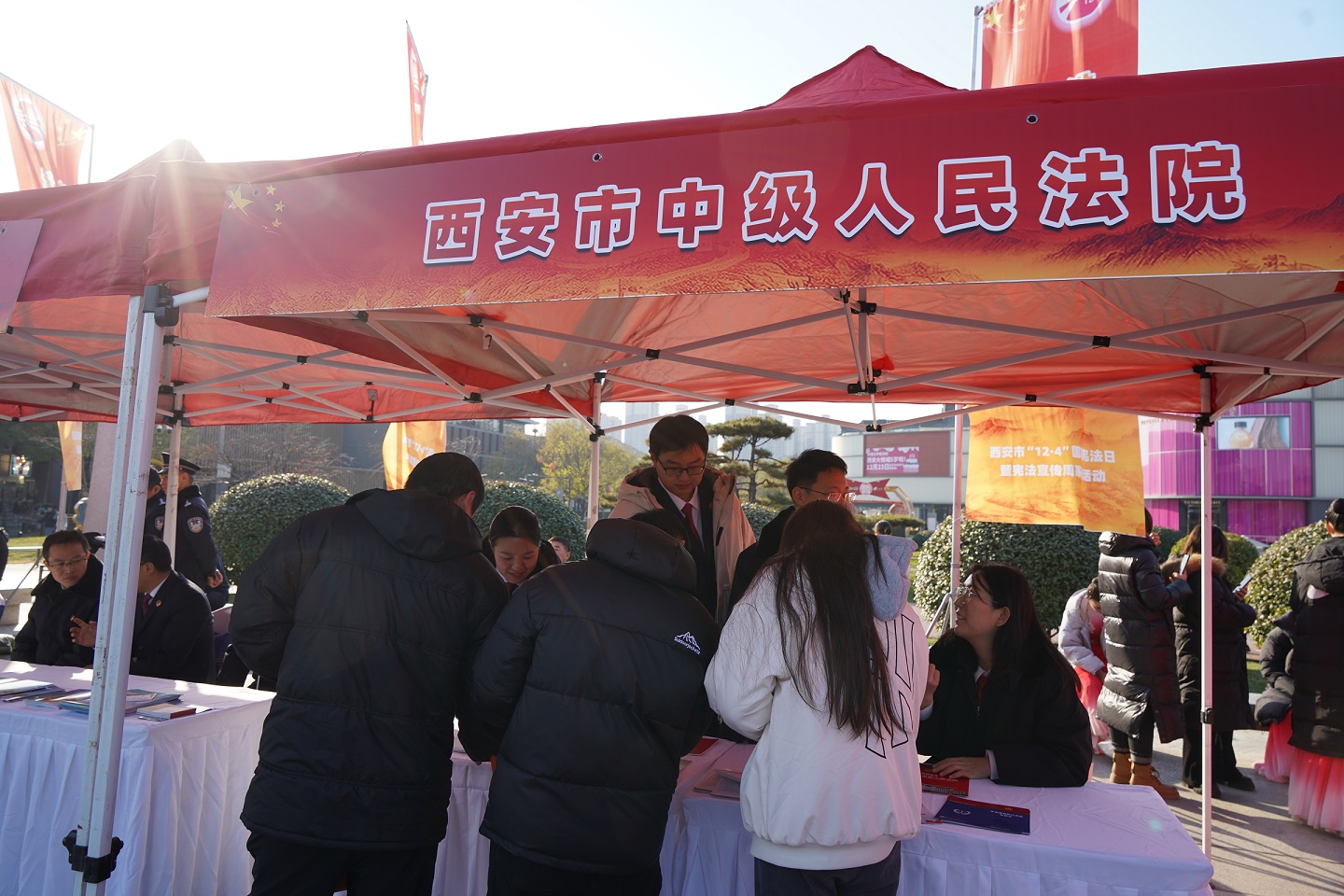 “关爱明天 普法先行”——西安中院开展“宪法进社区”志愿宣讲活动